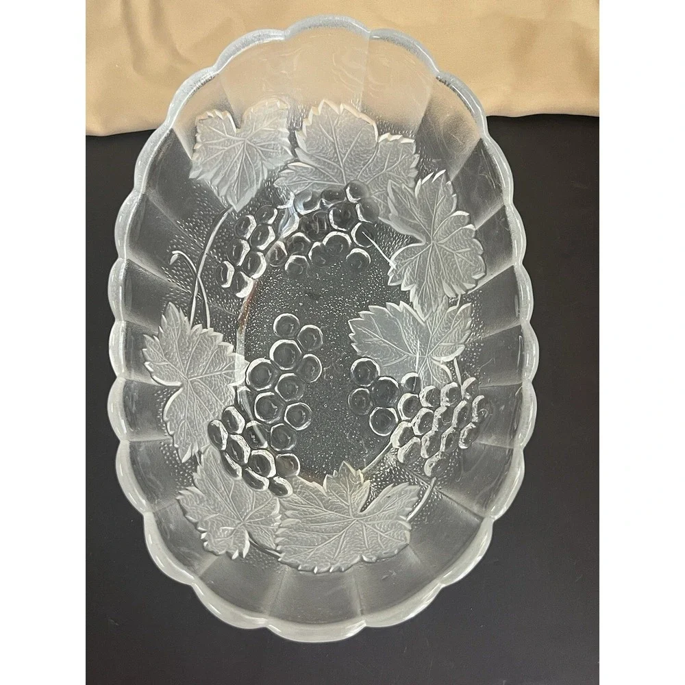 FROSTED GLASS GRAPES AND LEAVES OVAL FRUIT BOWL 10.5x8x4.5‎ (748)